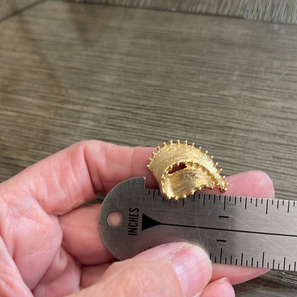 Vintage Leave Shaped Gold-tone Clip Earrings - Picture 10 of 13